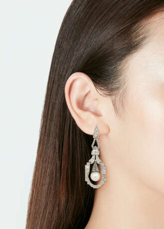 MID 20TH CENTURY CULTURED PEARL AND DIAMOND EARRINGS - Foto 4