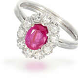Ring: feiner, weißgoldener vintage Rubin/Diamant-Blütenring, ca.1ct - фото 2