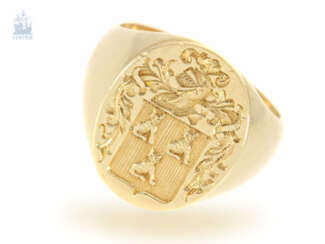 Ring: rare, antique gold ring with Wappengemme wrought