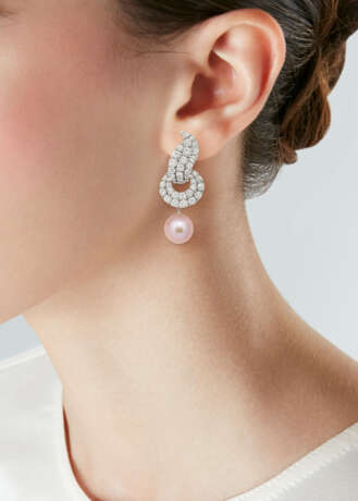 DIAMOND AND COLOURED CULTURED PEARL EARRINGS - фото 3