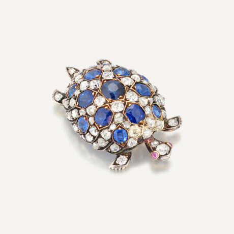 VICTORIAN SAPPHIRE, DIAMOND AND COLOURED SAPPHIRE TURTLE BROOCH - фото 2