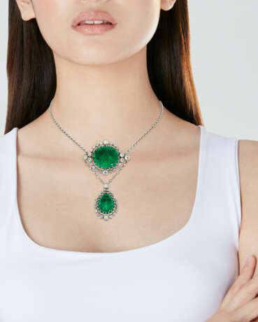 EARLY 20TH CENTURY EMERALD AND DIAMOND PENDENT NECKLACE - Foto 4