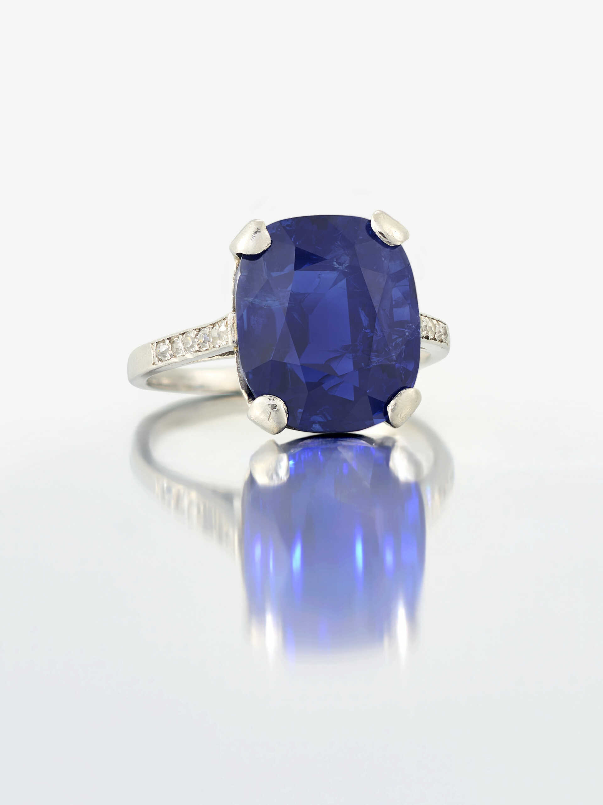 EARLY 20TH CENTURY SAPPHIRE AND DIAMOND RING