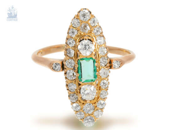 Ring: antiker, dekorativer Damenring mit grünem Farbstein und Diamant-Besatz, vermutlich um 1900 - Foto 1