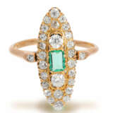 Ring: antiker, dekorativer Damenring mit grünem Farbstein und Diamant-Besatz, vermutlich um 1900 - фото 1