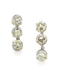 Round diamond and white gold pendant earrings, in all ct. 6.10 circa, g 4.80 circa, length cm 2.30 circa.