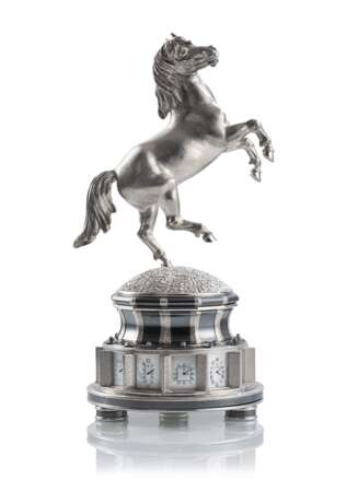 Außergewöhnliche Weltzeit-Tischuhr aus Silber mit steigendem Pferd "FREEDOM" - photo 1