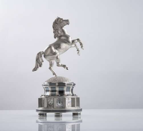 Außergewöhnliche Weltzeit-Tischuhr aus Silber mit steigendem Pferd "FREEDOM" - photo 4