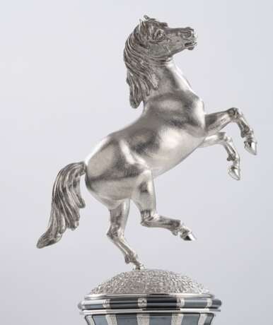 Außergewöhnliche Weltzeit-Tischuhr aus Silber mit steigendem Pferd "FREEDOM" - photo 5