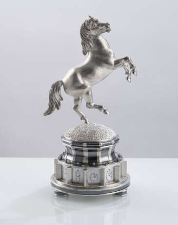 Außergewöhnliche Weltzeit-Tischuhr aus Silber mit steigendem Pferd "FREEDOM" - photo 6