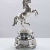 Außergewöhnliche Weltzeit-Tischuhr aus Silber mit steigendem Pferd "FREEDOM" - photo 6
