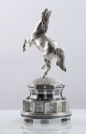 Außergewöhnliche Weltzeit-Tischuhr aus Silber mit steigendem Pferd "FREEDOM" - photo 7