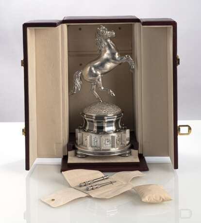 Außergewöhnliche Weltzeit-Tischuhr aus Silber mit steigendem Pferd "FREEDOM" - photo 14