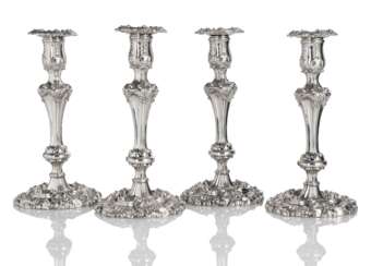 Set von vier Regency Kerzenständern mit Akanthusblattdekor