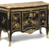 Außergewöhnliche Louis XV Kommode mit vergoldetem Schwarzlackdekor und vergoldeten Bronzen - photo 2