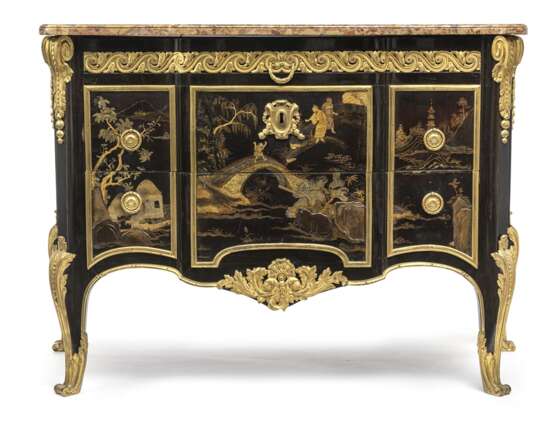 Außergewöhnliche Louis XV Kommode mit vergoldetem Schwarzlackdekor und vergoldeten Bronzen - photo 4