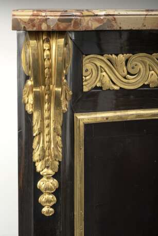 Außergewöhnliche Louis XV Kommode mit vergoldetem Schwarzlackdekor und vergoldeten Bronzen - photo 7