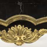 Außergewöhnliche Louis XV Kommode mit vergoldetem Schwarzlackdekor und vergoldeten Bronzen - Foto 9