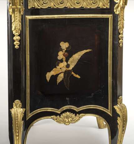 Außergewöhnliche Louis XV Kommode mit vergoldetem Schwarzlackdekor und vergoldeten Bronzen - photo 10