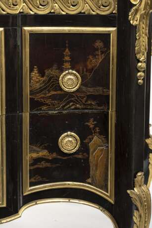 Außergewöhnliche Louis XV Kommode mit vergoldetem Schwarzlackdekor und vergoldeten Bronzen - photo 18