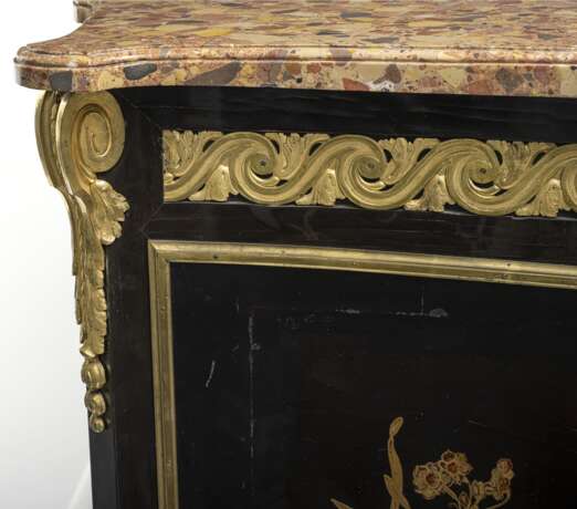 Außergewöhnliche Louis XV Kommode mit vergoldetem Schwarzlackdekor und vergoldeten Bronzen - photo 23