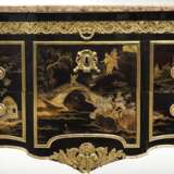 Außergewöhnliche Louis XV Kommode mit vergoldetem Schwarzlackdekor und vergoldeten Bronzen - Foto 25