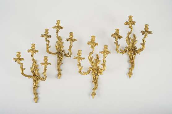 Folge von vier seltenen Louis XV Wandappliken aus Bronze - photo 2