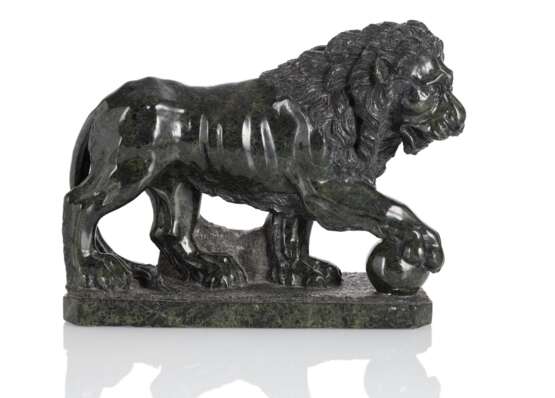 Skulptur eines schreitenden Löwen im antiken Stil - фото 1