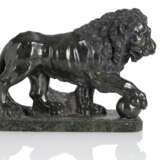 Skulptur eines schreitenden Löwen im antiken Stil - photo 1