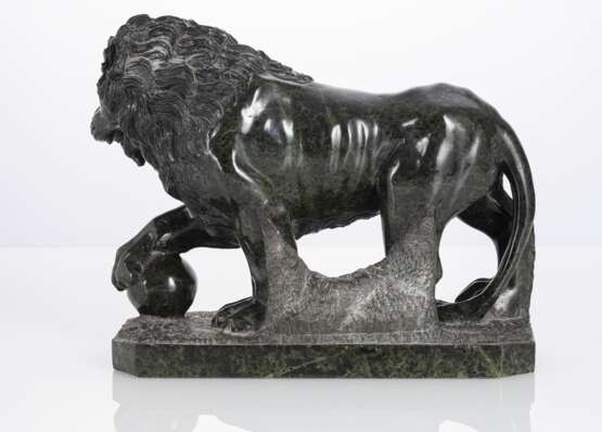 Skulptur eines schreitenden Löwen im antiken Stil - photo 2