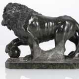 Skulptur eines schreitenden Löwen im antiken Stil - фото 2