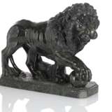 Skulptur eines schreitenden Löwen im antiken Stil - photo 3