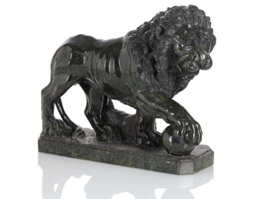 Skulptur eines schreitenden Löwen im antiken Stil - photo 3