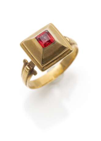 Ring mit rotem Farbstein im gotischen Stil - фото 1