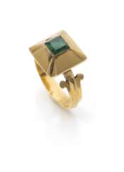 Ring mit Smaragd im gotischen Stil
