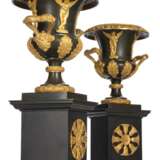 Paar teilvergoldete und patinierte Bronzevasen in Kraterform - photo 2