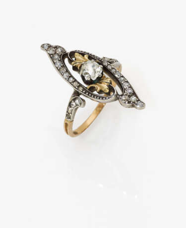 Marquiseförmiger Ring mit Diamanten. Frankreich, um 1900 - Foto 1