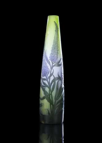 Vase mit Lupinendekor - photo 1