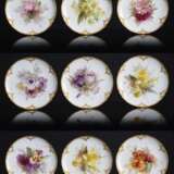 Satz von neun Obsttellern mit Blumenmalerei und Goldrelief - photo 1