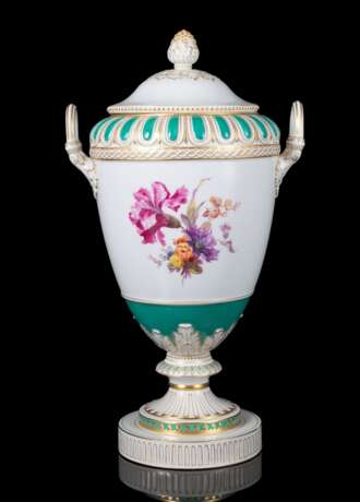 Grosse Weimar Vase mit Blumendekor, grünem Fond und Ziervergoldung - photo 1