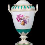 Grosse Weimar Vase mit Blumendekor, grünem Fond und Ziervergoldung - фото 1