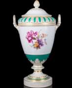 Übersicht. Grosse Weimar Vase mit Blumendekor, grünem Fond und Ziervergoldung