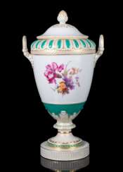 Grosse Weimar Vase mit Blumendekor, grünem Fond und Ziervergoldung