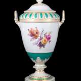 Grosse Weimar Vase mit Blumendekor, grünem Fond und Ziervergoldung - фото 2