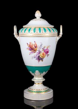 Grosse Weimar Vase mit Blumendekor, grünem Fond und Ziervergoldung - photo 2
