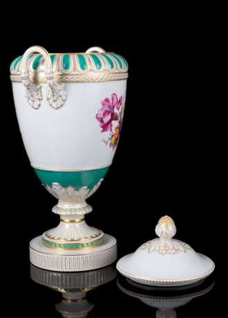 Grosse Weimar Vase mit Blumendekor, grünem Fond und Ziervergoldung - фото 3