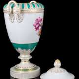 Grosse Weimar Vase mit Blumendekor, grünem Fond und Ziervergoldung - photo 3
