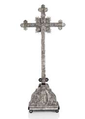 Barockes Perlmutt und Holz Standkruzifix