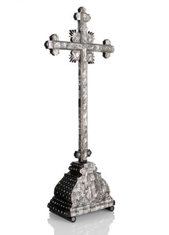 Barockes Perlmutt und Holz Standkruzifix - Foto 2