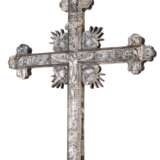 Barockes Perlmutt und Holz Standkruzifix - Foto 4